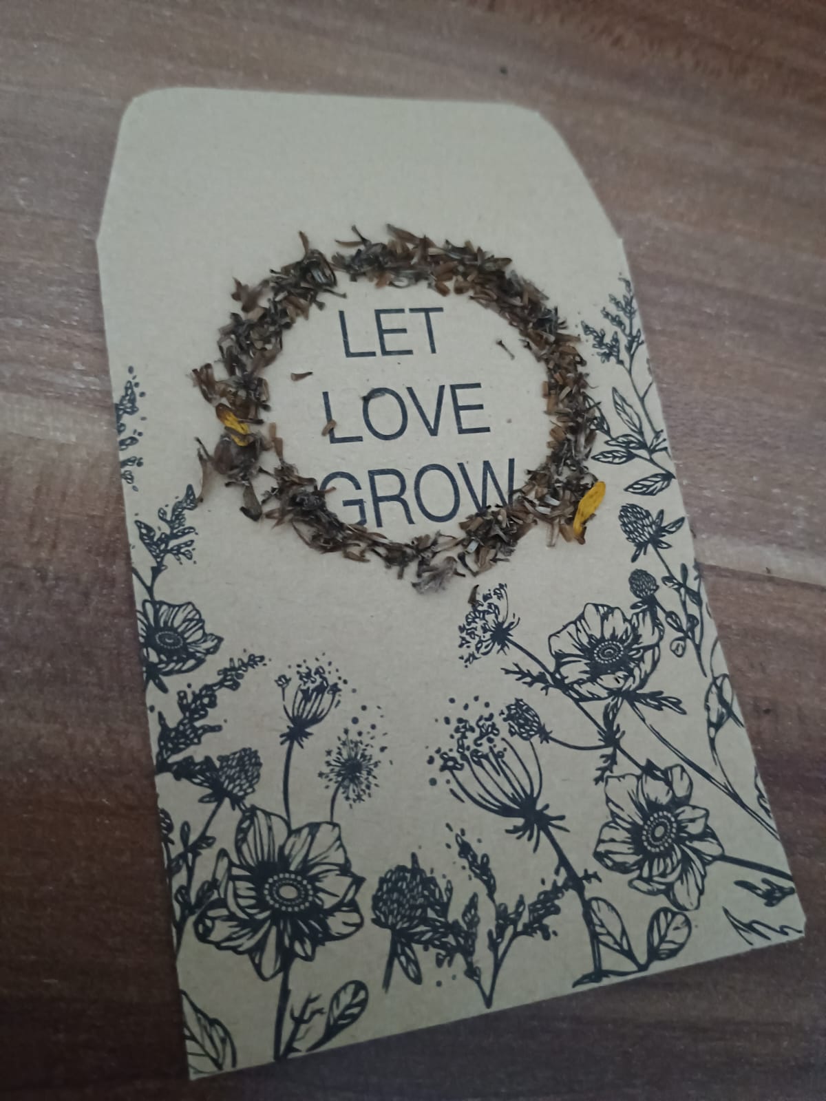 Winzige, hellbraune bis cremefarbene, längliche Färberkamillensamen