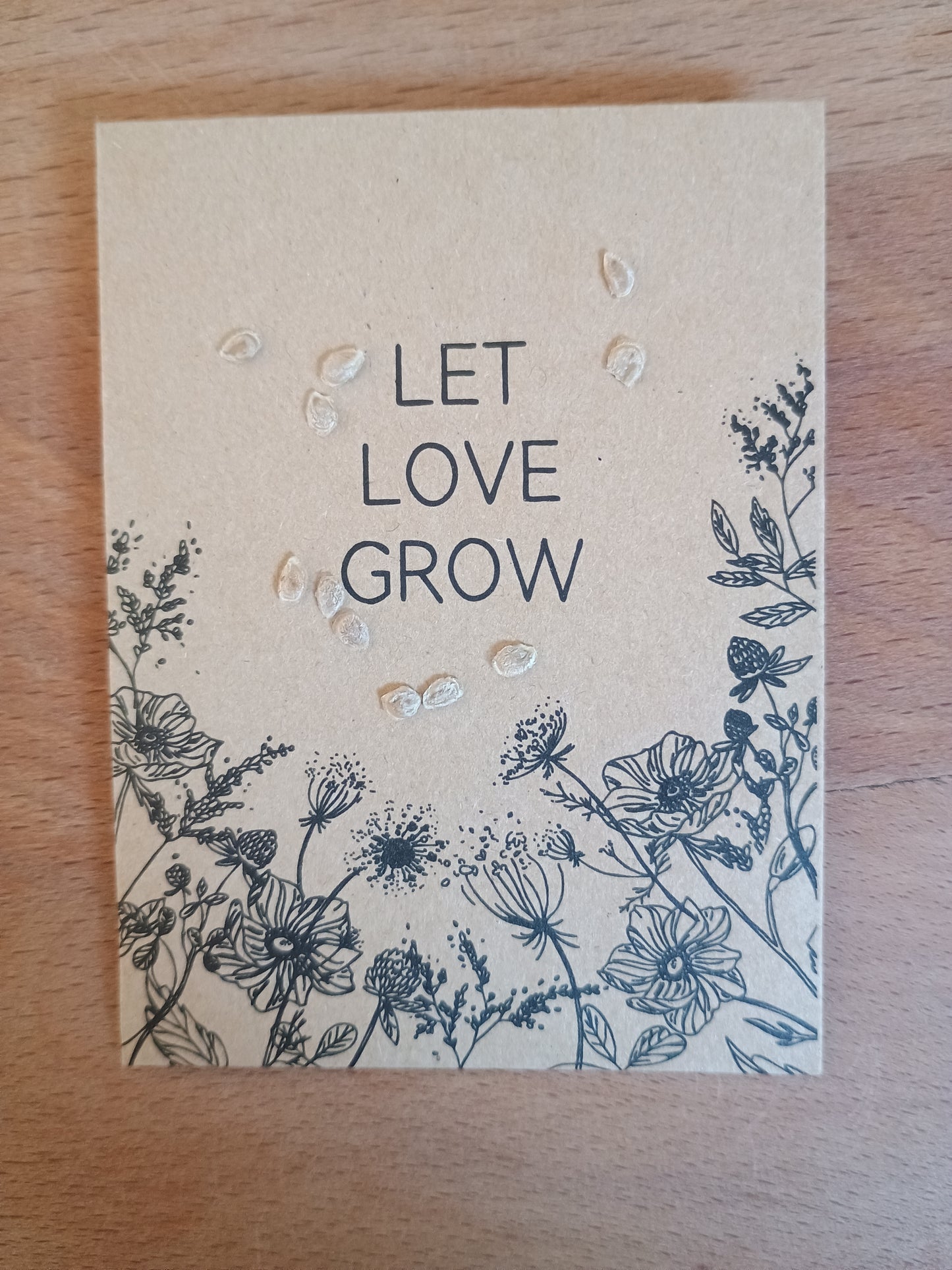 Kleine, hellbraune bis beigefarbene, flach-runde Samen der Salattomate, keimfreudig, geeignet für den Anbau von aromatischen, widerstandsfähigen Tomatensorten im eigenen Garten.