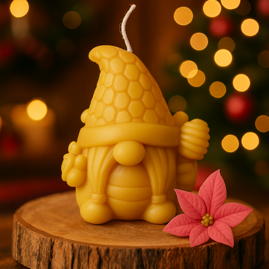 Bienenwachskerze Zwerg mit rosa Blume in weihnachtlicher Ambiente