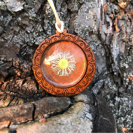 Holzanhänger Medaillon mit getrocknetem falschen Gänseblümchen, boho Schmuck
