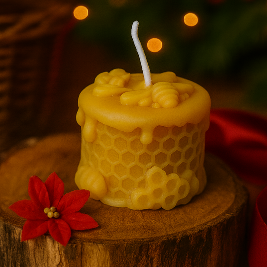 Honigwaben Bienenwachskerze  in weihnachtlicher Ambiente