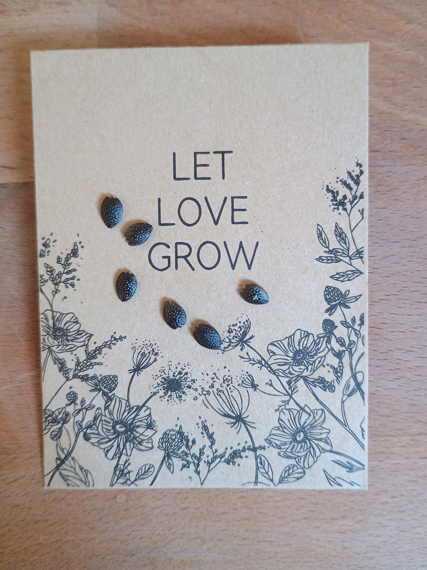 Kleine, ovale, schwarze Samen der Maracuja, eingebettet im gelben Fruchtfleisch, keimfähig und zur Anzucht neuer Passionsfruchtpflanzen geeignet.