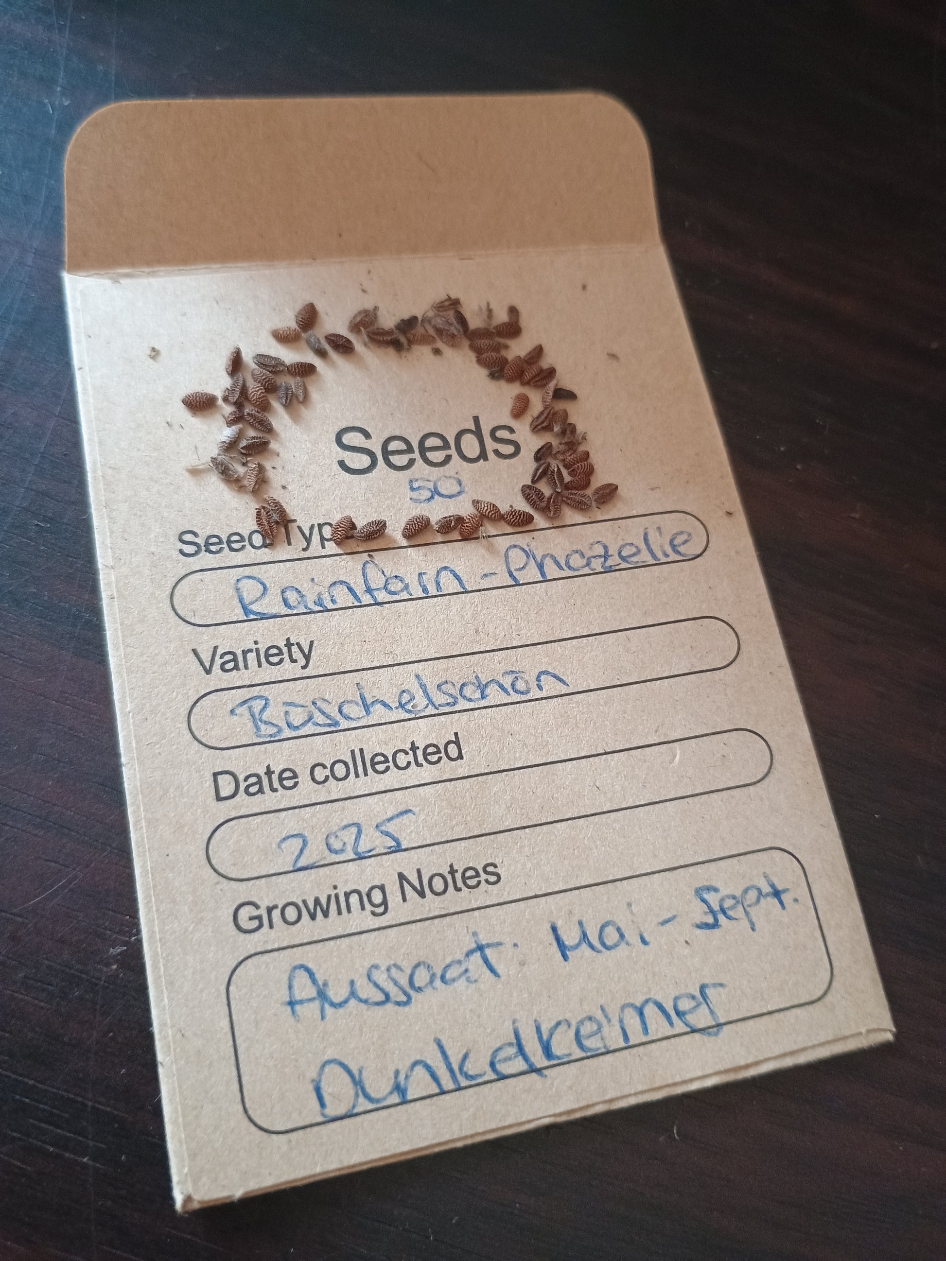 Kleine, rundliche, graubraune Samen in Kapselfrüchten, zur Aussaat und als Bienenweide geeignet.