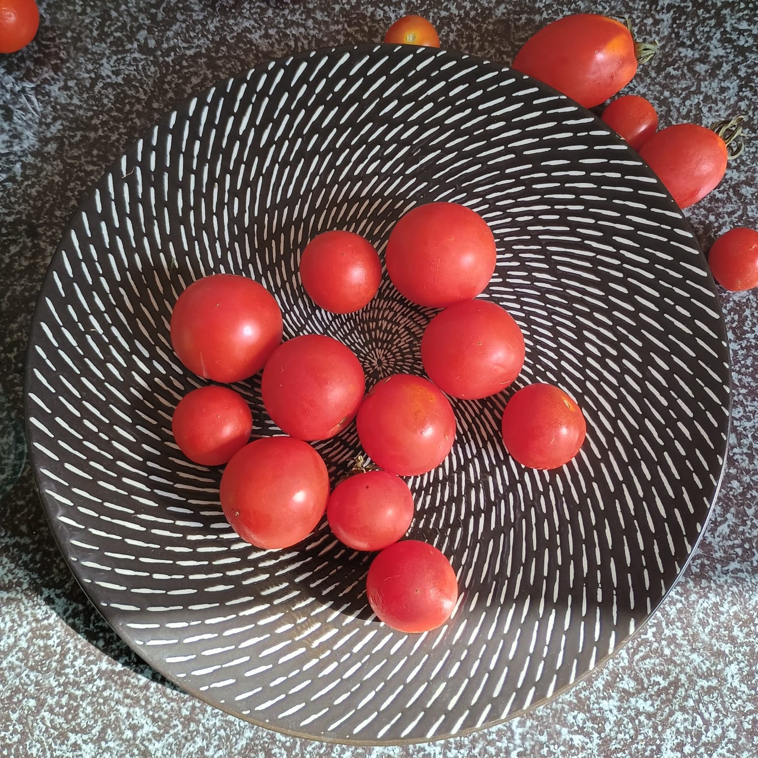 Mittelgroße, runde, leuchtend rote Salattomate mit einem Gewicht von 60–100 g, schnittfestem Fruchtfleisch, wenig Säure und ausgewogen süßem Geschmack, ideal für frische Salate und Sandwiches